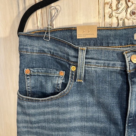 Levi’s NWT Classic Medium Wash Women's Jeans - Picture 5 of 10